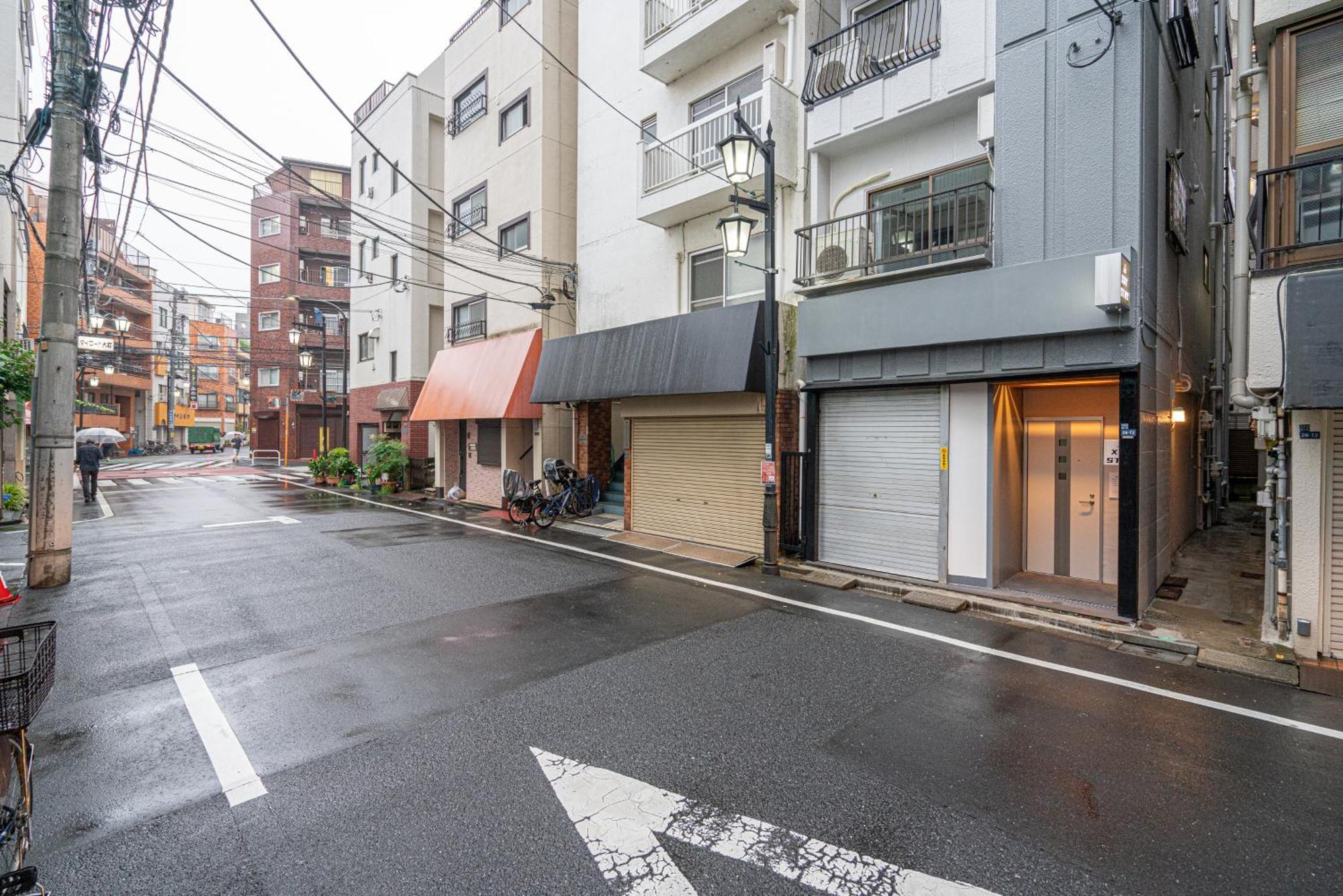 Shinjuku Convenience Hub: Steps From Shinokubo Station Apartment *