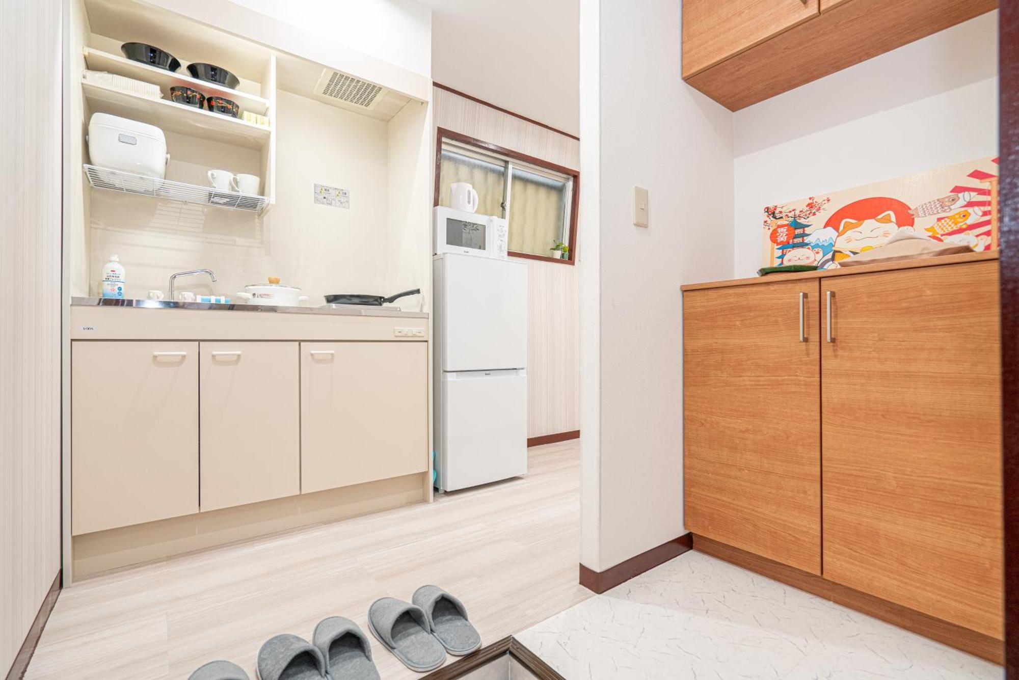 Apartment Shinjuku Convenience Hub: Steps From Shinokubo Station
