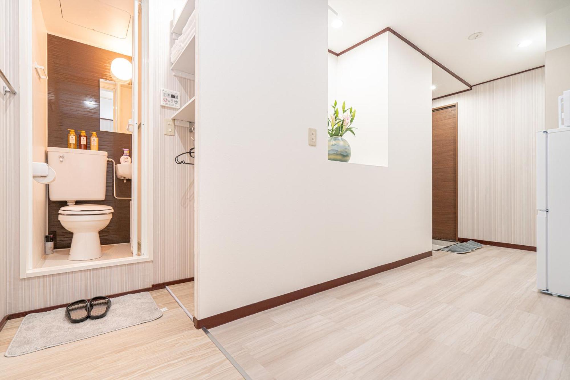 Shinjuku Convenience Hub: Steps From Shinokubo Station *