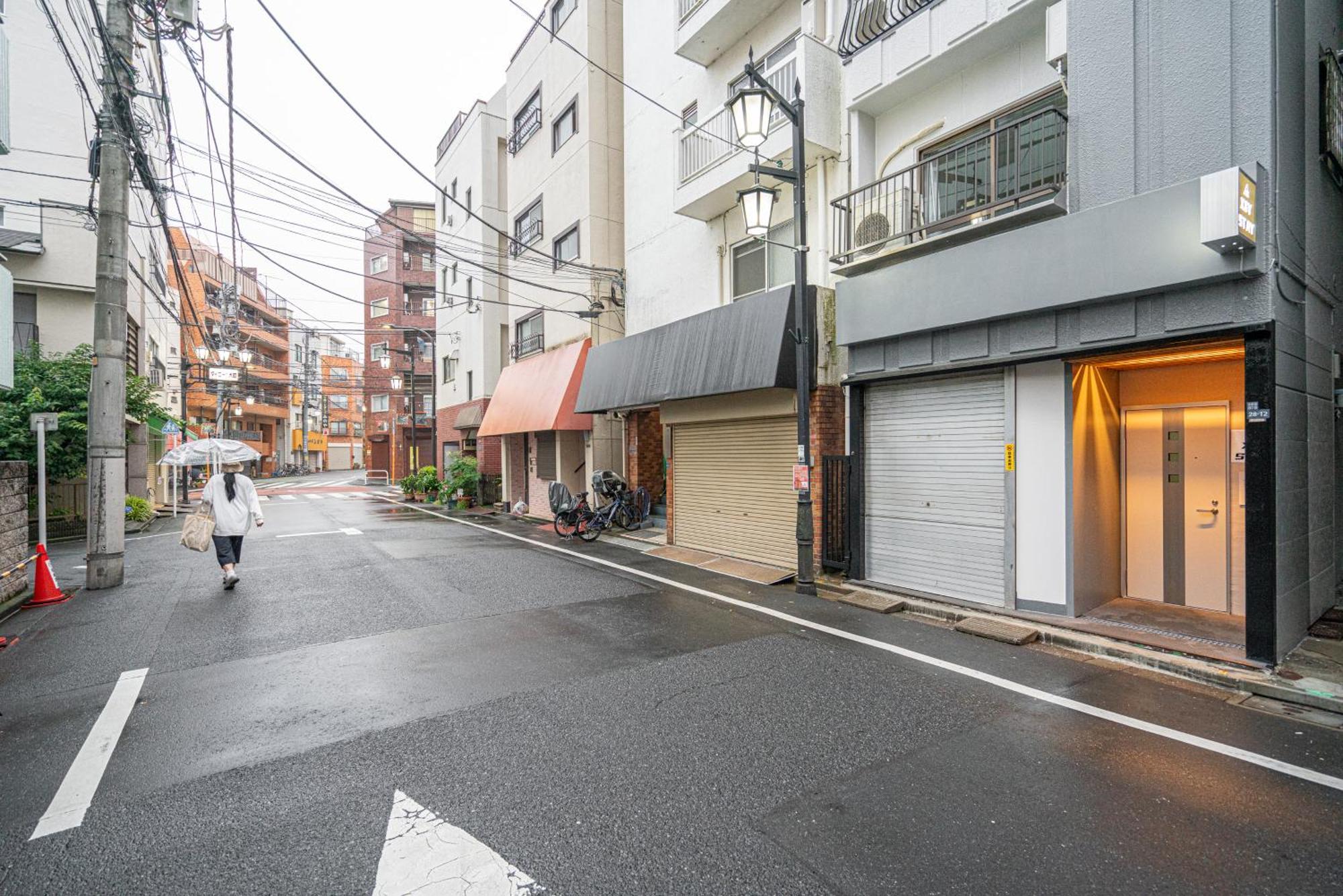 Shinjuku Convenience Hub: Steps From Shinokubo Station Apartment