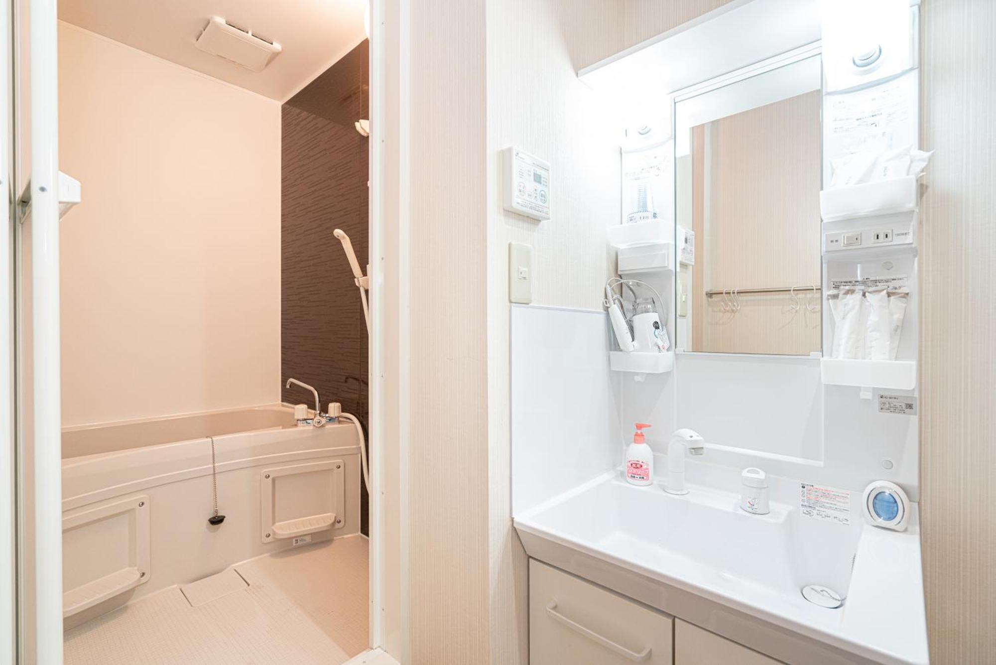 Apartment Shinjuku Convenience Hub: Steps From Shinokubo Station